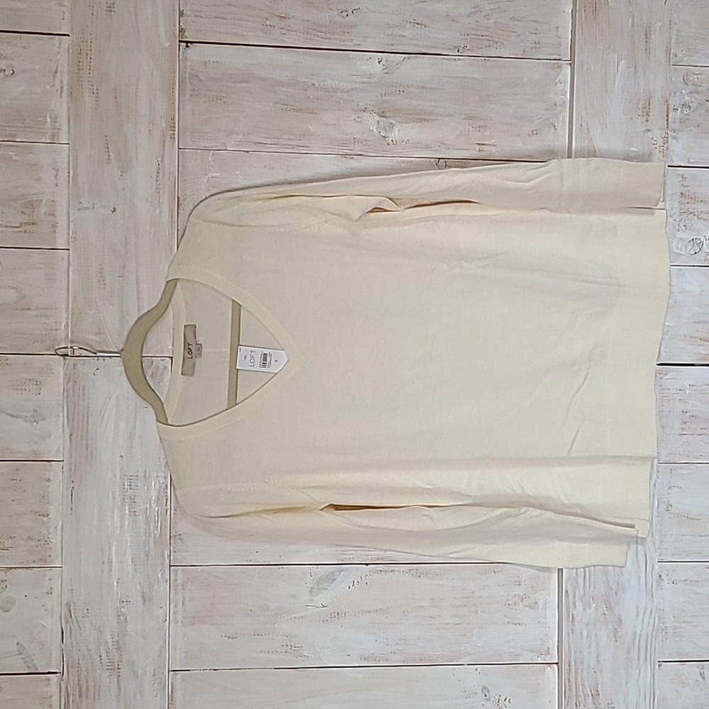 NWT Lofy Ivory V-neck Loft Sweater